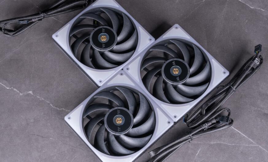 曜越钢影TOUGHLIQUID Ultra 420 RGB CPU散热器开箱评测