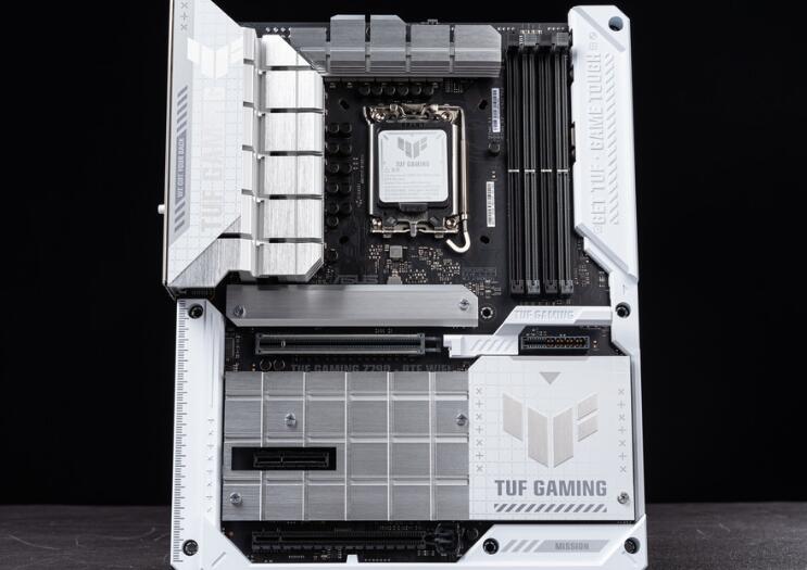 TUF GAMING Z790-BTF WIFI和RTX 4070 Ti SUPER BTF开箱评测